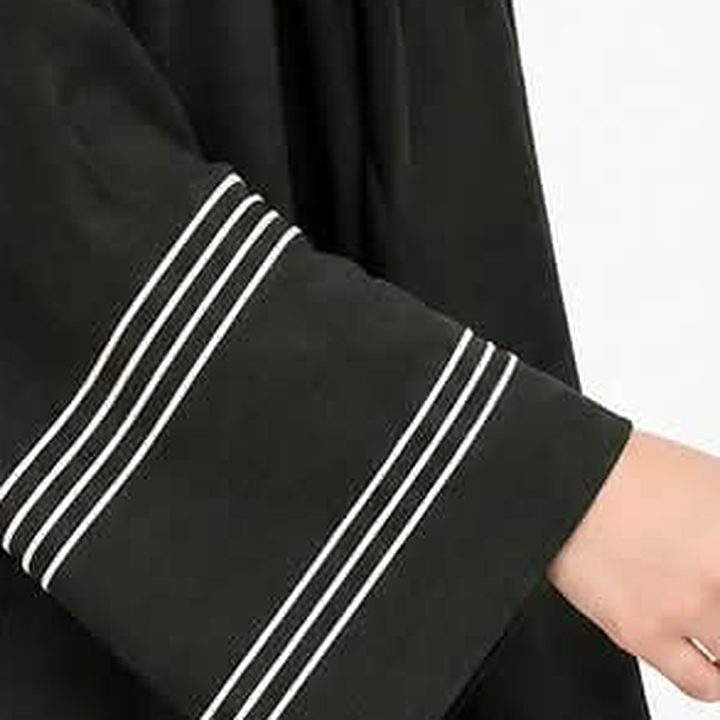 Sleeve piping at the wrist